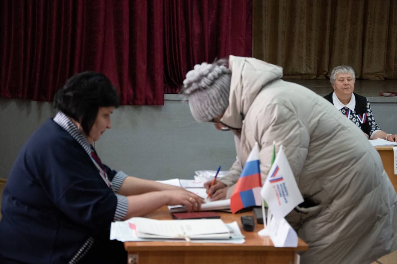На избирательном участке поселка Березовка Бугульминского района жителей встречали с песнями и танцами