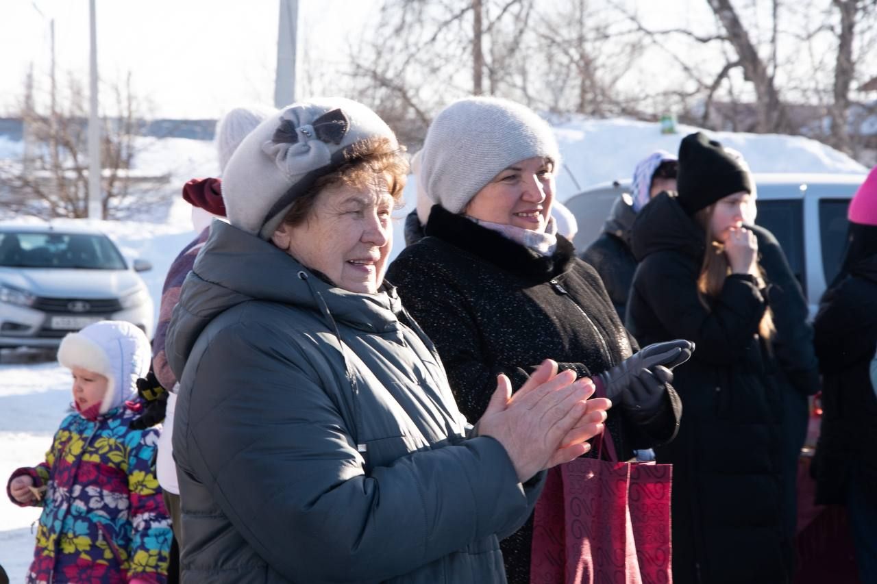 На избирательном участке поселка Березовка Бугульминского района жителей встречали с песнями и танцами