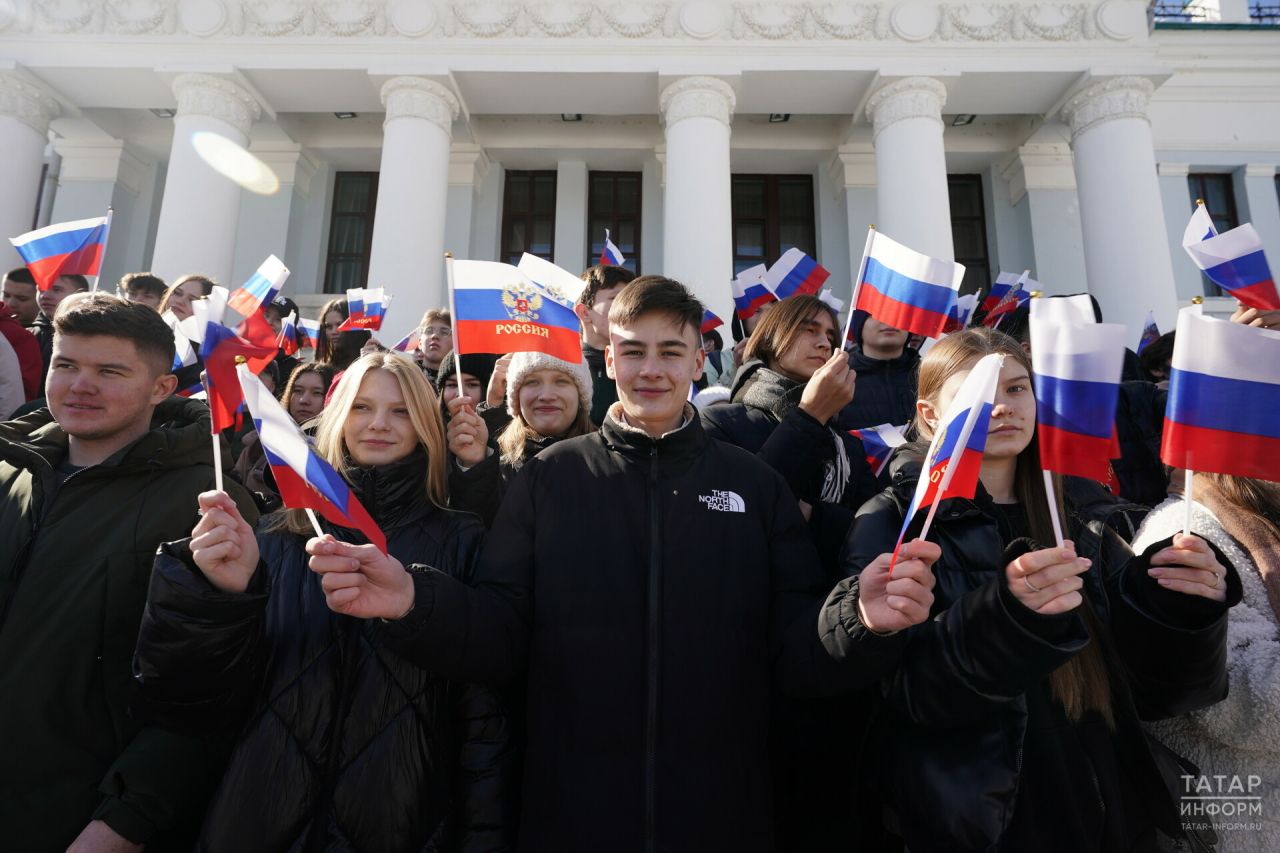 В столице Татарстана прошел флешмоб к 10-летию воссоединения Крыма с Россией