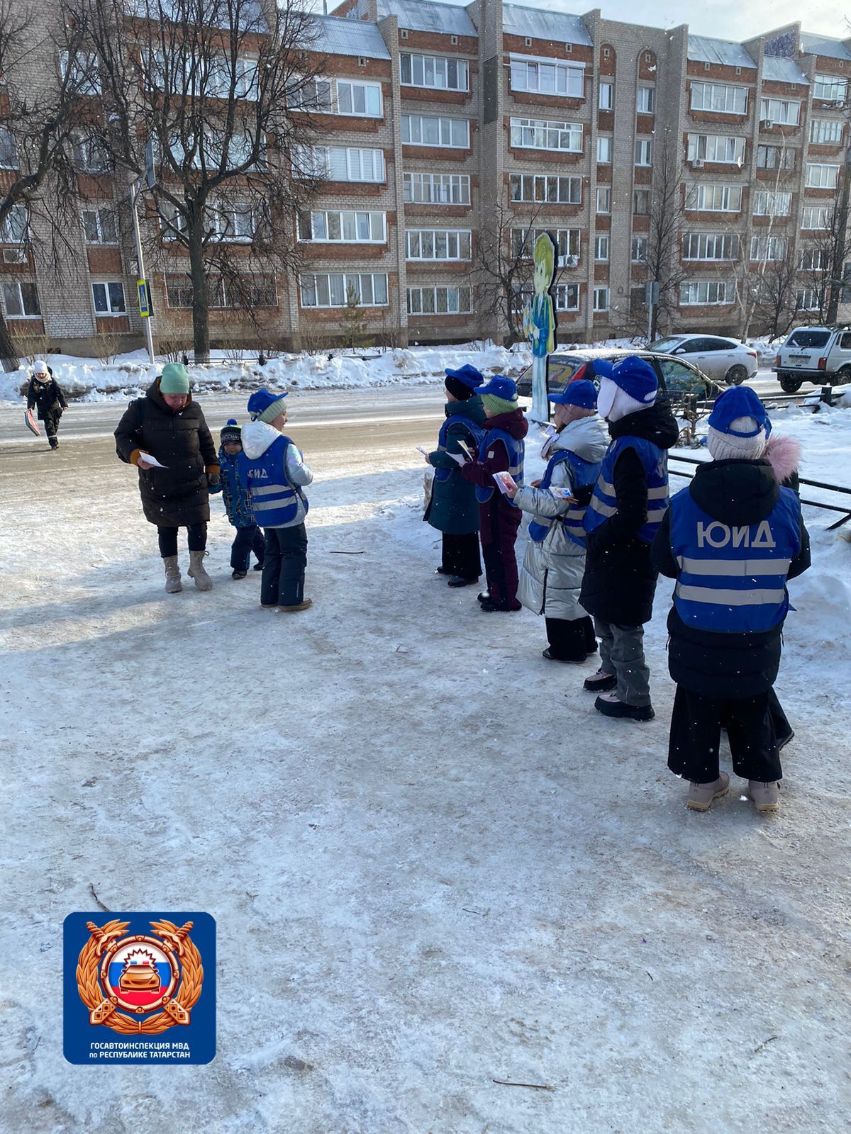 В Бугульме юные юидовцы раздали памятки с напоминанием о соблюдении ПДД