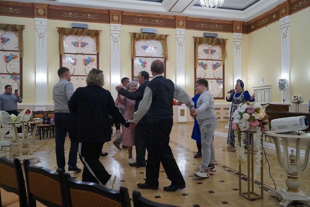 «Счастливы вместе»: В Бугульме супруги Бородины отметили 50-летие совместной жизни