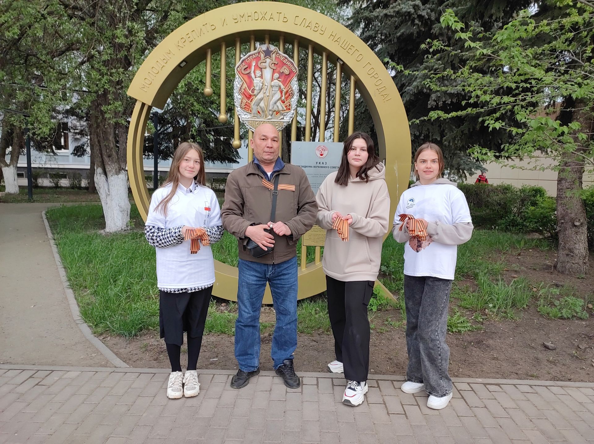 Волонтеры Бугульмы на улицах города прохожим раздают символ Победы