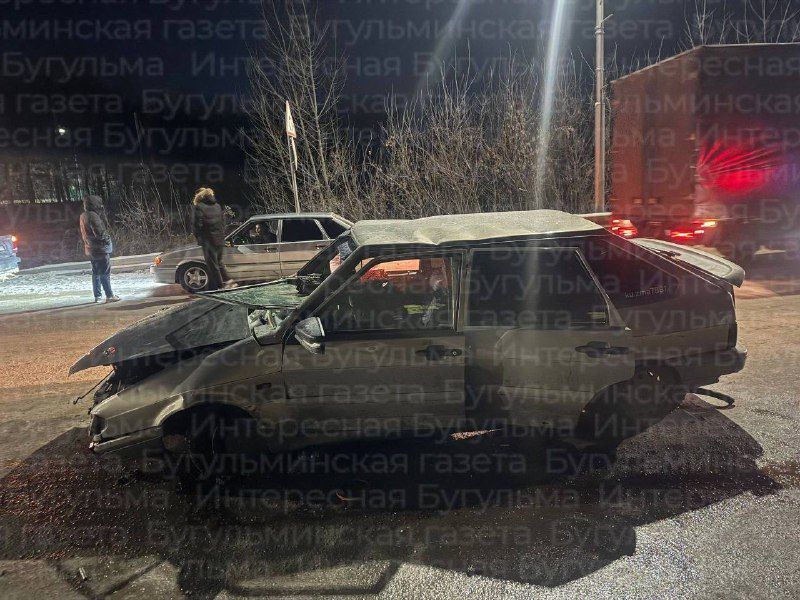 Пьяная компания из Бугульмы устроила аварию в Лениногорске: машина врезалась в отбойник