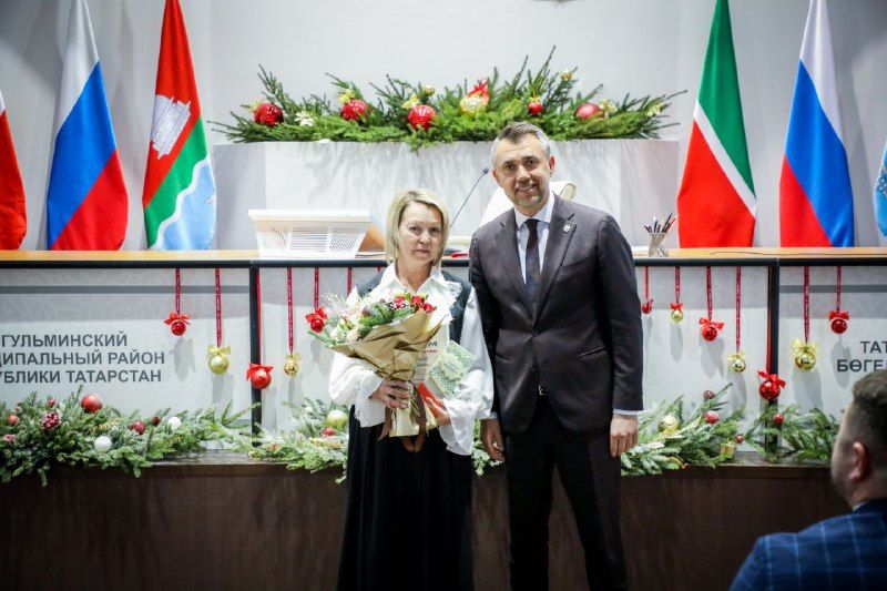 Заслуги, труд и талант: Дамир Фаттахов вручил награды бугульминцам