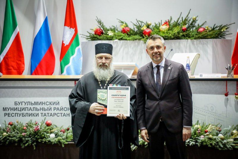 Заслуги, труд и талант: Дамир Фаттахов вручил награды бугульминцам