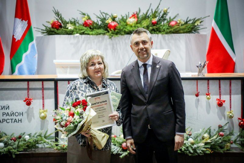 Заслуги, труд и талант: Дамир Фаттахов вручил награды бугульминцам