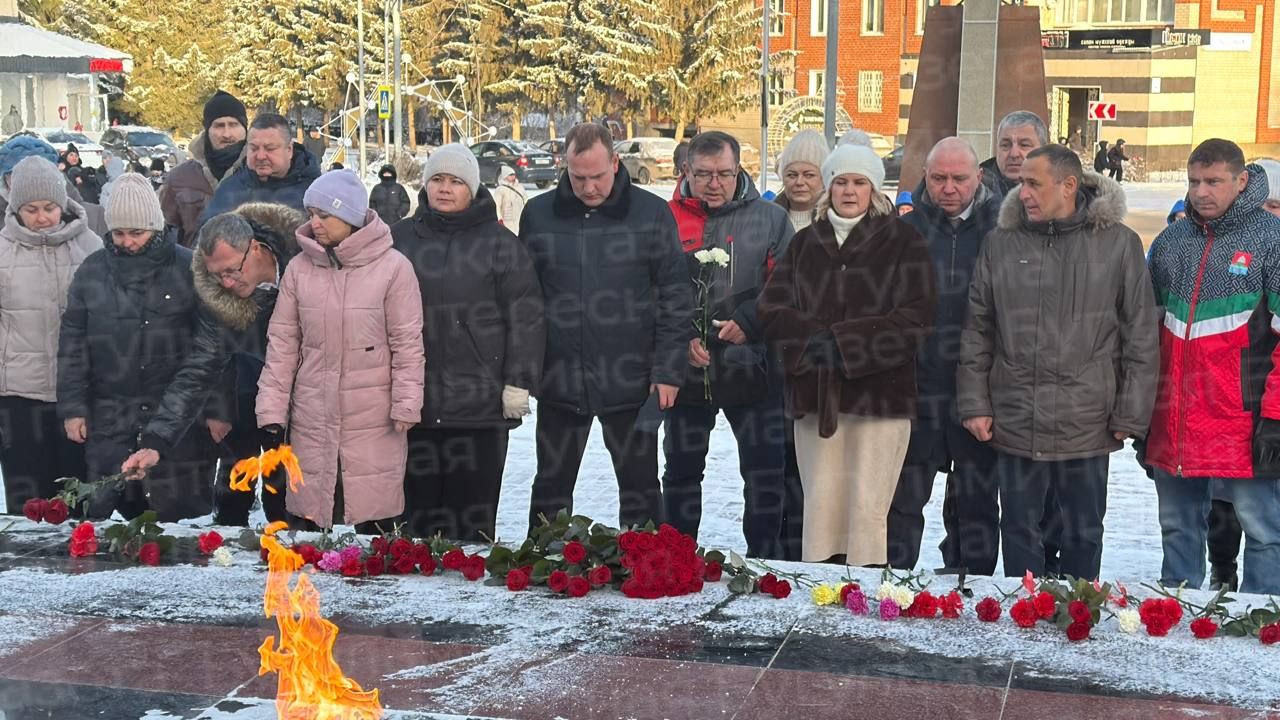 В Бугульме возложили цветы ко Дню Героев Отечества