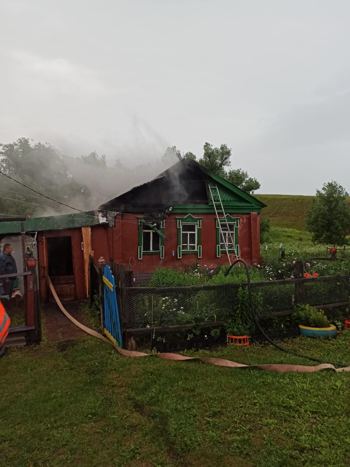 В Бугульминском районе загорелся дом