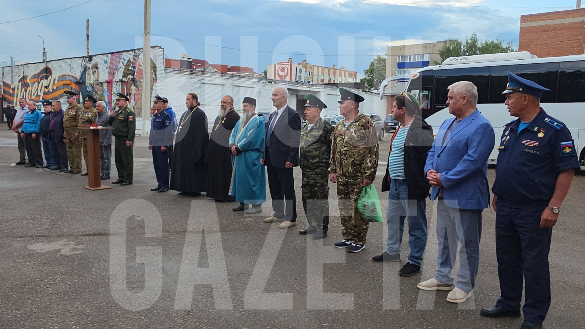 Из Бугульмы рано утром уехали 15 призывников