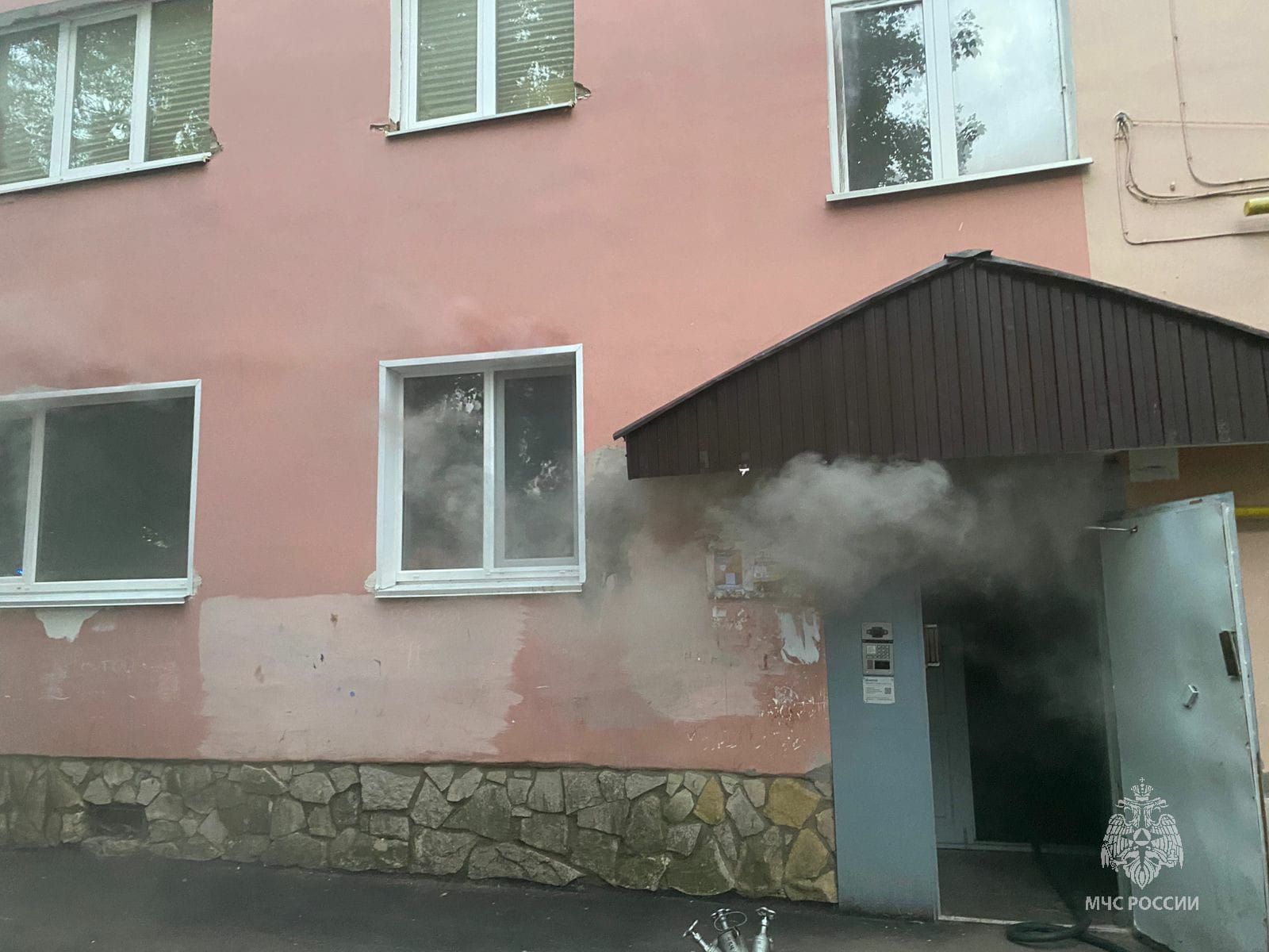 В Бугульме на пожаре спасли троих человек