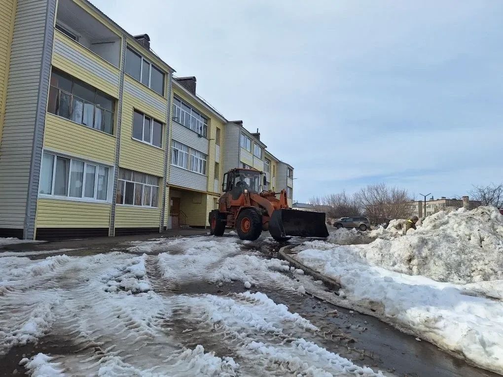 В Бугульме управляющие компании приступили к весеннему ворошению снега на придомовых территориях