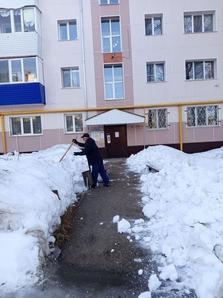 В Бугульме управляющие компании приступили к весеннему ворошению снега на придомовых территориях