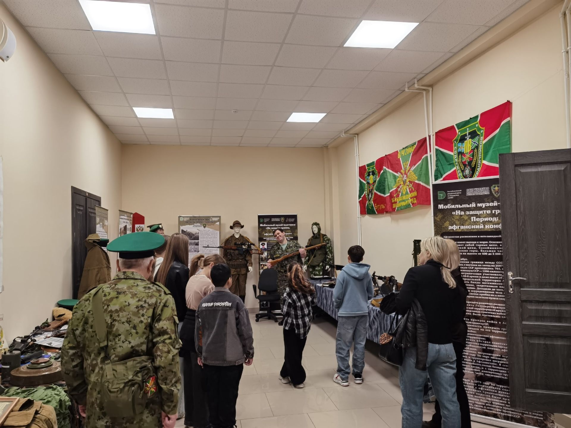 Во Дворце молодежи Бугульмы открылся мобильный музей‑выставка «На защите границ. Афганский конфликт»