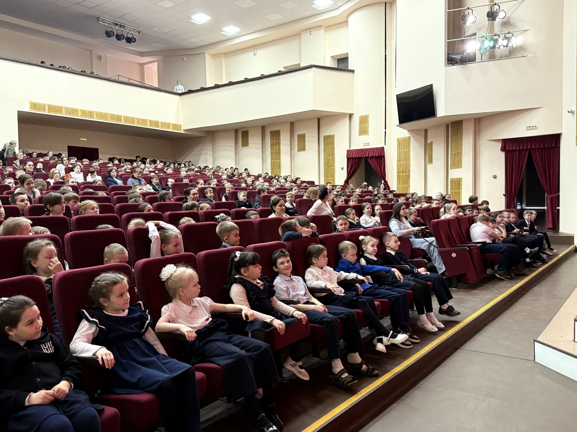В Бугульме показали спектакль «Опасное сообщение» о кибермошенничестве и безопасности детей в интернете