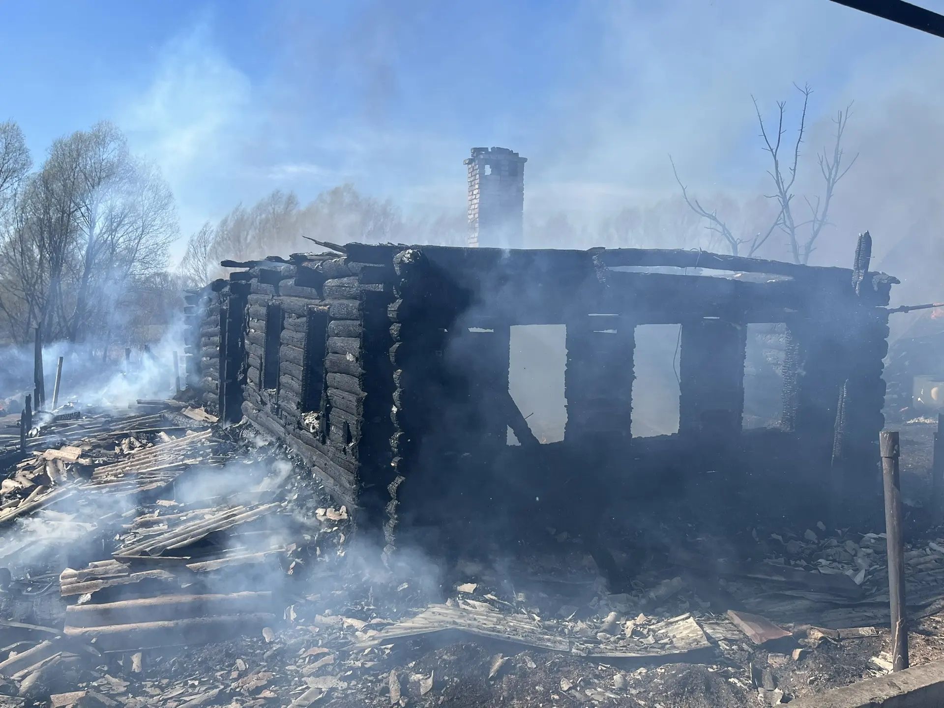 В поселке Карабаш при пожаре сгорели два жилых дома, две бани и хозпостройка