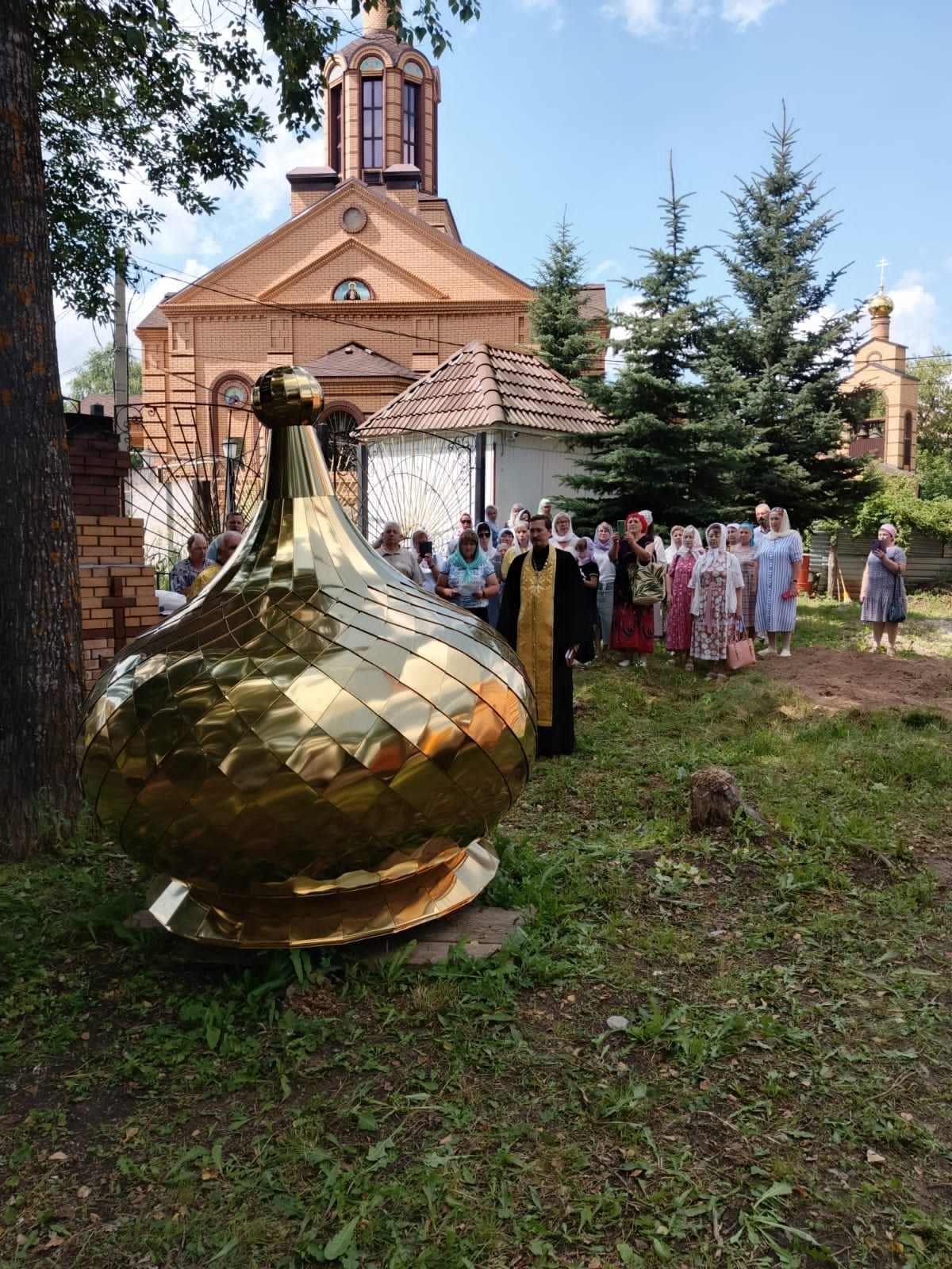 ‎В Бугульме на храм-часовню установили купол с крестом ‎