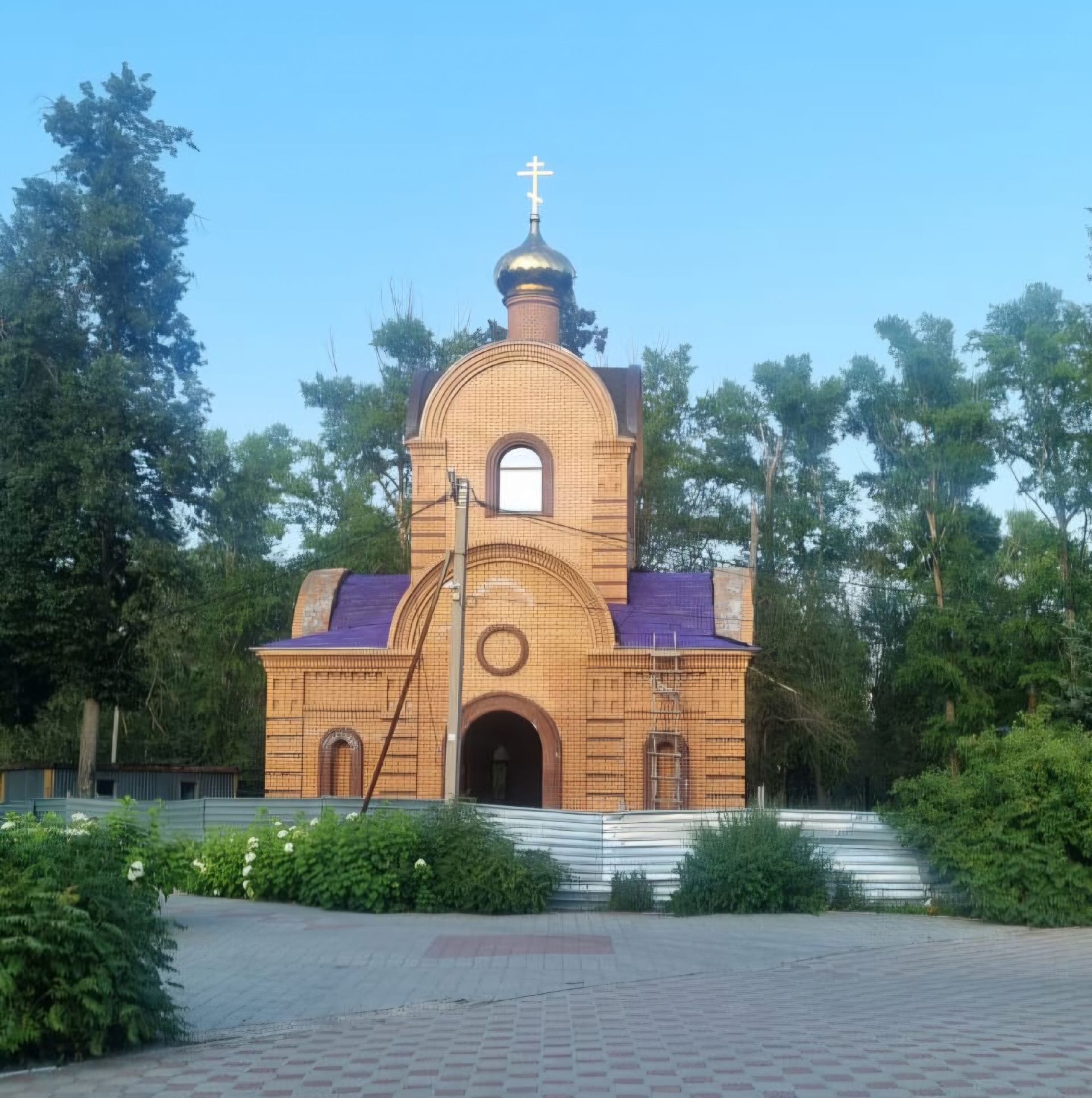 ‎В Бугульме на храм-часовню установили купол с крестом ‎