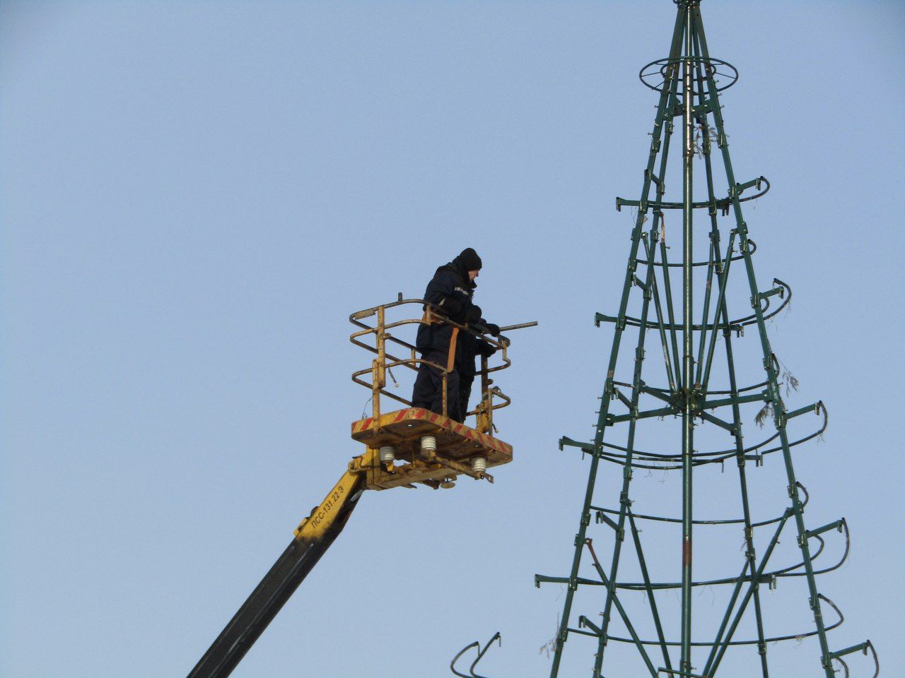 В Бугульме демонтируют елку на центральной площади