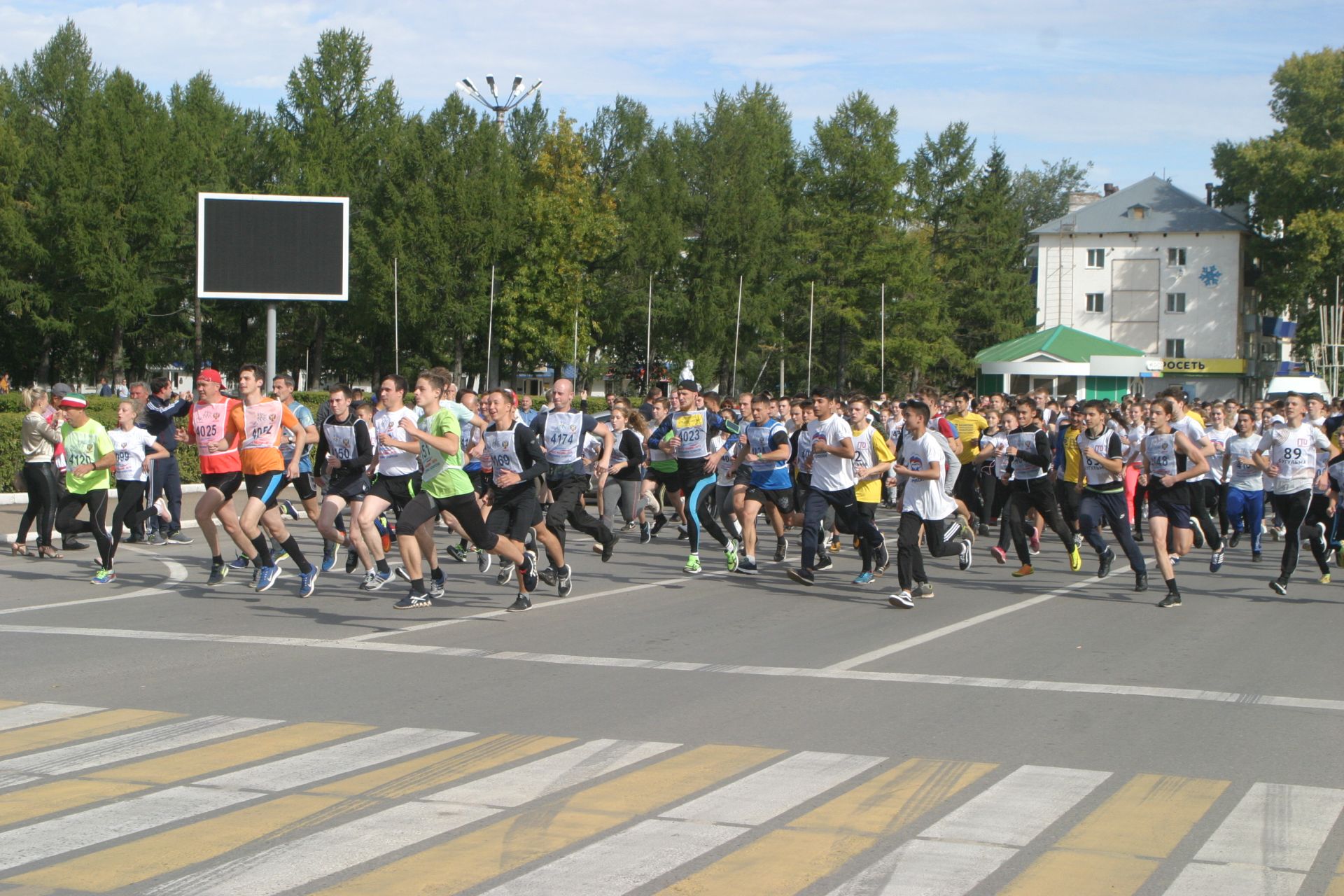 В рамках массовых легкоатлетических стартов «Кросс Татарстана-2018», приуроченных ко Всероссийскому дню бега «Кросс наций», в Бугульме прошел легкоатлетический забег