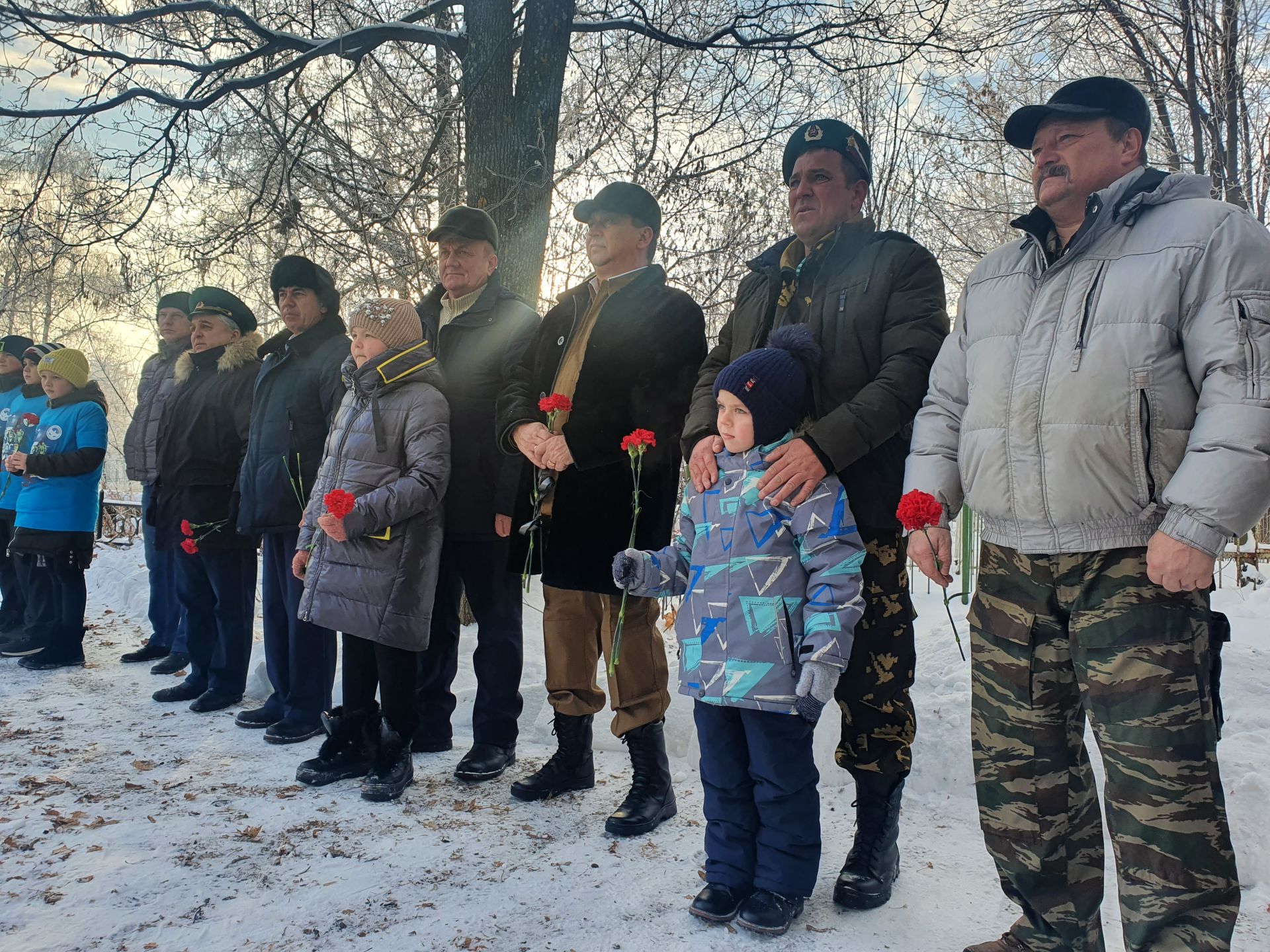 Бөгелмә хәрби комиссары Рафаэль Миннетдинов хәрби хезмәткәрләрнең әти-әниләренә рәхмәт хатлары тапшырды