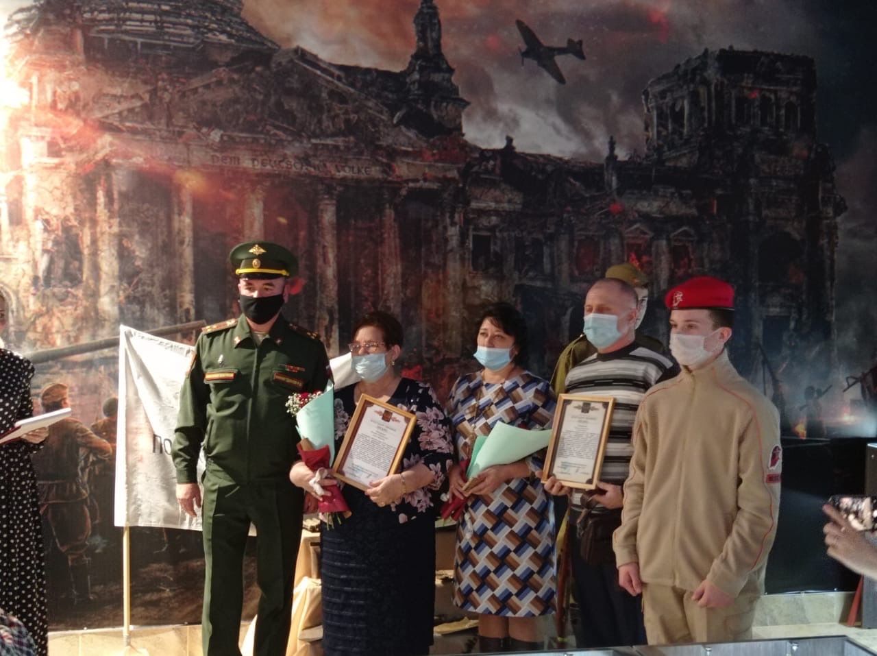 Бөгелмә хәрби комиссары Рафаэль Миннетдинов хәрби хезмәткәрләрнең әти-әниләренә рәхмәт хатлары тапшырды