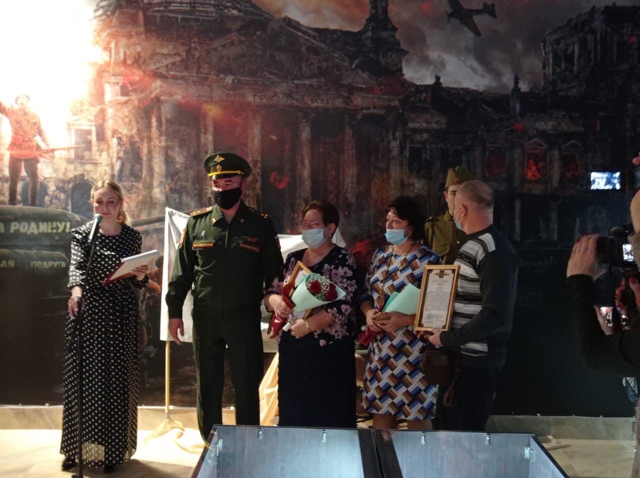 Бөгелмә хәрби комиссары Рафаэль Миннетдинов хәрби хезмәткәрләрнең әти-әниләренә рәхмәт хатлары тапшырды