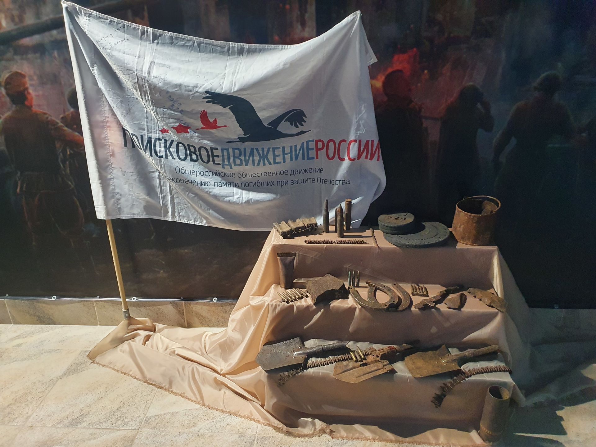 Бөгелмә хәрби комиссары Рафаэль Миннетдинов хәрби хезмәткәрләрнең әти-әниләренә рәхмәт хатлары тапшырды