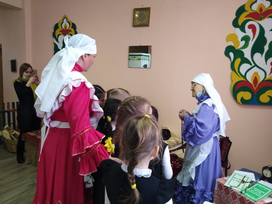 Бугульминские ребята узнали, зачем в татарской избе сапоги с самоваром дружат