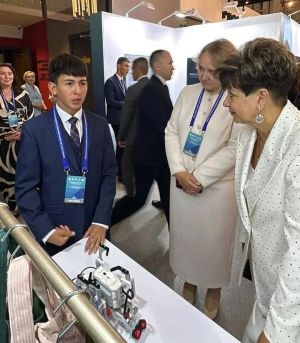 Школьники из Бугульминского района представили мини-роботов-манипуляторов Раису Татарстана