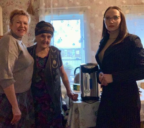 Представительницы Женсовета Бугульмы преподнесли подарок 86-летней бугульминке
