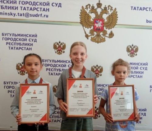 В Бугульме наградили участников патриотического конкурса рисунков