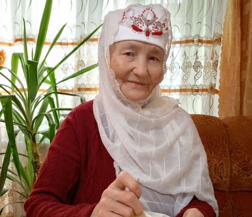 Бугульминка Светлана Мерсияпова шьет национальные головные уборы и вышивает картины