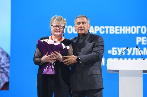 Раис Республики Татарстан наградил актрису Бугульминского театра