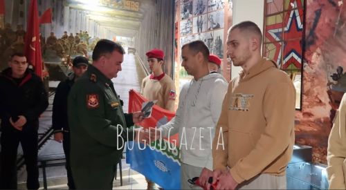 В Бугульме торжественно проводили двоих земляков в зону спецоперации