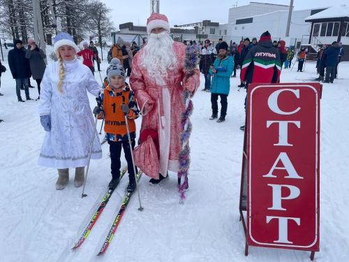 В Бугульме прошли соревнования по лыжным гонкам «На призы Деда Мороза»