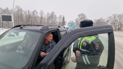 Сегодня в Бугульме сотрудники Госавтоинспекции поздравили водителей с праздником и напомнили о соблюдении ПДД
