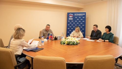 В День рождения «Единой России» Линар Закиров провел прием граждан