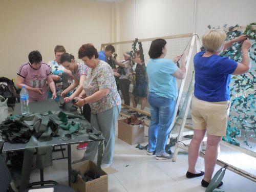 Зеленорощинцы оказали помощь в плетении маскировочных сетей для участников СВО