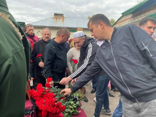 Жители Бугульмы простились с погибшим в СВО Миндубаевым Фархадом