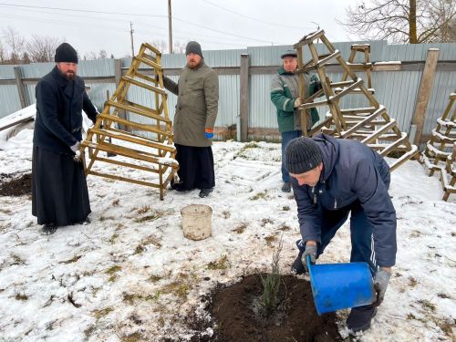 В Бугульме на территории строящегося храма посадили деревья