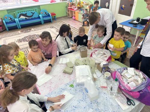 Юные жители Бугульминского района изготовили сухой душ для бойцов СВО