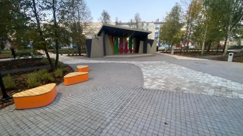 На улице Ленина обустраивают новый сквер