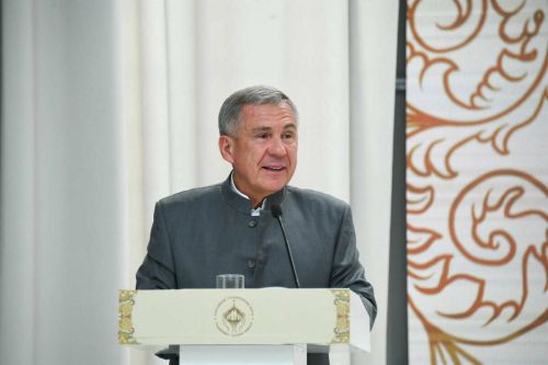 Рустам Минниханов поздравил жителей республики с Днем Конституции РТ