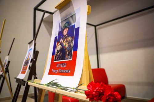 В Бугульме в День Героев Отечества организовали выставку фотографий и возложили цветы на Аллее памяти