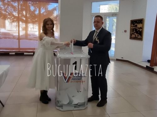 Из загса на избирательный участок: молодая пара из Бугульмы проголосовала на выборах сразу после регистрации брака