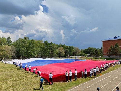 В Карабаше провели акцию «Российский триколор»