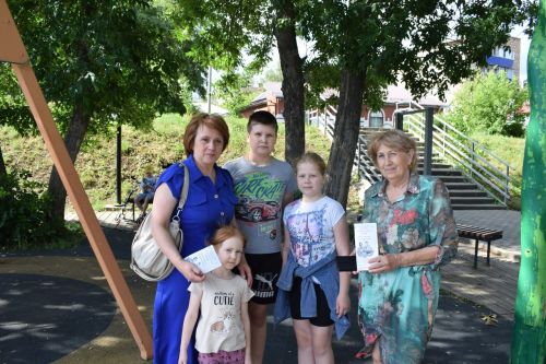 В Бугульме провели уличную акцию «Всей семьей у книжной полки»