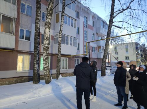 В Бугульме проводятся рейды по очистке крыш и дворов от снега