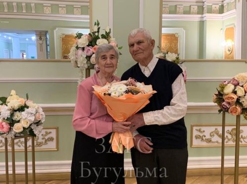 В бугульминском ЗАГСе отметили юбилеи семейных пар