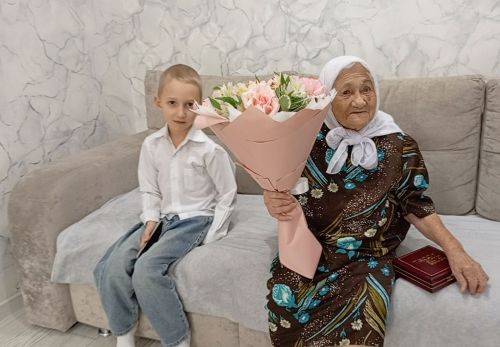 Столетней бугульминке вручили медаль «100 лет образования ТАССР»